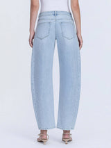 HIGH RISE LIGHT WASH SEAM DETAIL CROP BARREL JEANS T7280: GODLIKE / 24