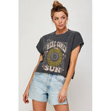 HERE COMES THE SUN GRAPHIC CROP TOP: PEPPER / L